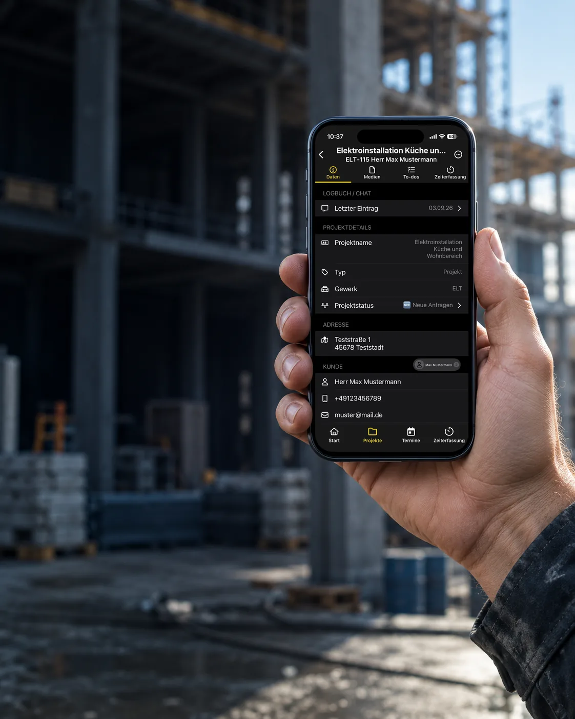 Projektdetails in der App auf dem Smartphone auf der Baustelle